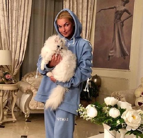 Анастасия Волочкова провела репортаж из ледяной купели