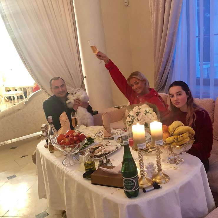 Сначала день рождения Волочкова отметила в узком семейном кругу: с бывшим мужем Игорем Вдовиным и дочкой Ариадной
