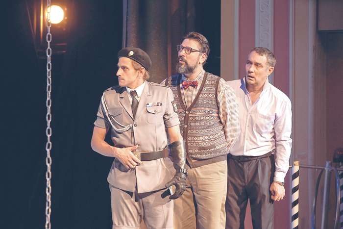 Недавно на сцене театра «Миллениум» вышел спектакль «Когда наступит завтра», где Константин Юшкевич играет вместе с Михаилом Башкатовым, Виктором Логиновым (на фото) и другими актерами Недавно на сцене театра «Миллениум» вышел спектакль «Когда наступит завтра», где Константин Юшкевич играет вместе с Михаилом Башкатовым, Виктором Логиновым (на фото) и другими актерами