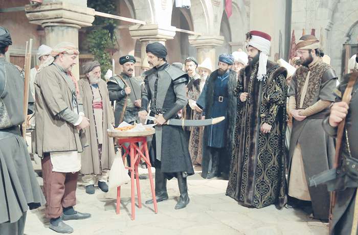 Во многих сценах сериала приняла участие многочисленная массовка. В общей сложности костюмеры подготовили для проекта около восьми тысяч исторических костюмов