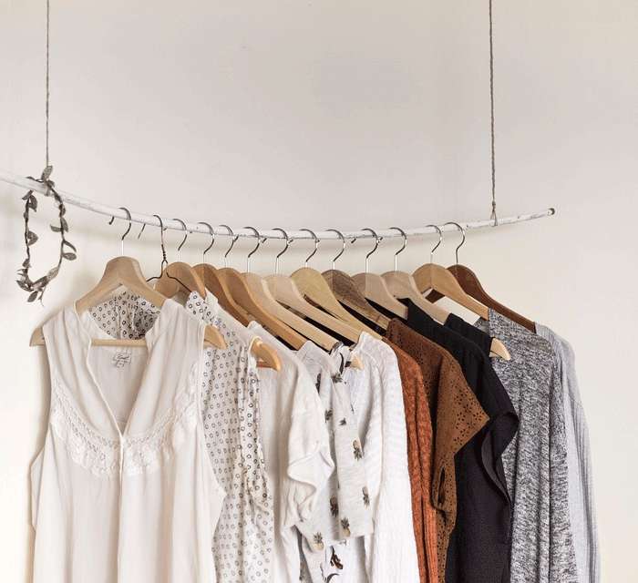 Вывешивайте вещи на балкон или перед открытым окном Вывешивайте вещи на балкон или перед открытым окном