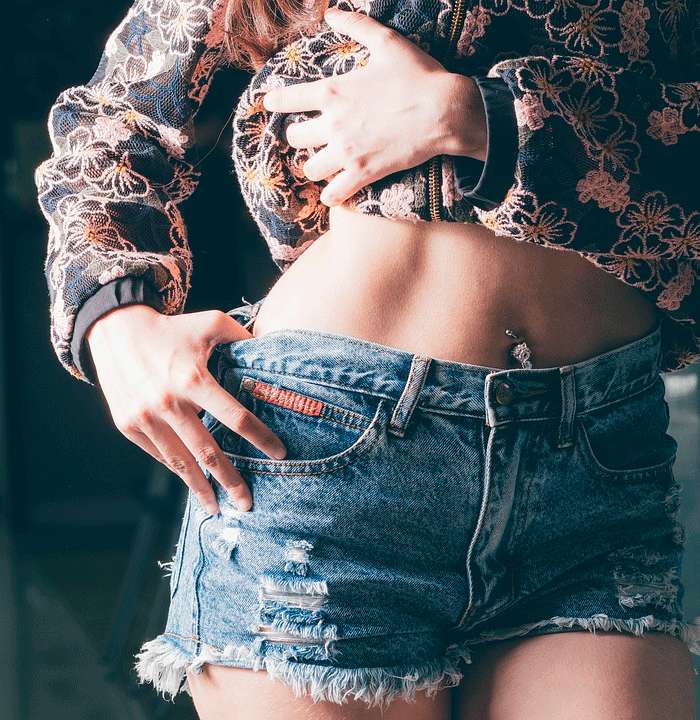 В моду вошли вещи с открытым животом