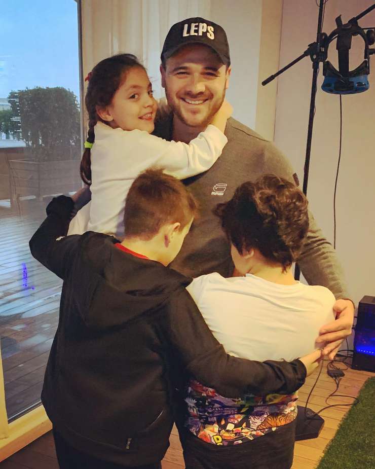 Эмин со старшими детьми