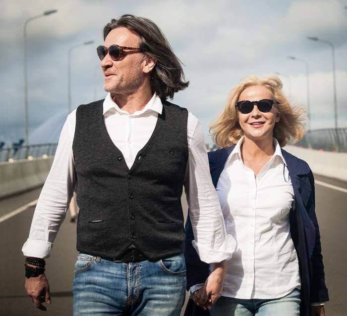 Папе исполнилось восемьдесят лет, за его плечами сложнейшая жизнь. он рос без родителей, пережил блокаду, заикался и тем не менее стал артистом