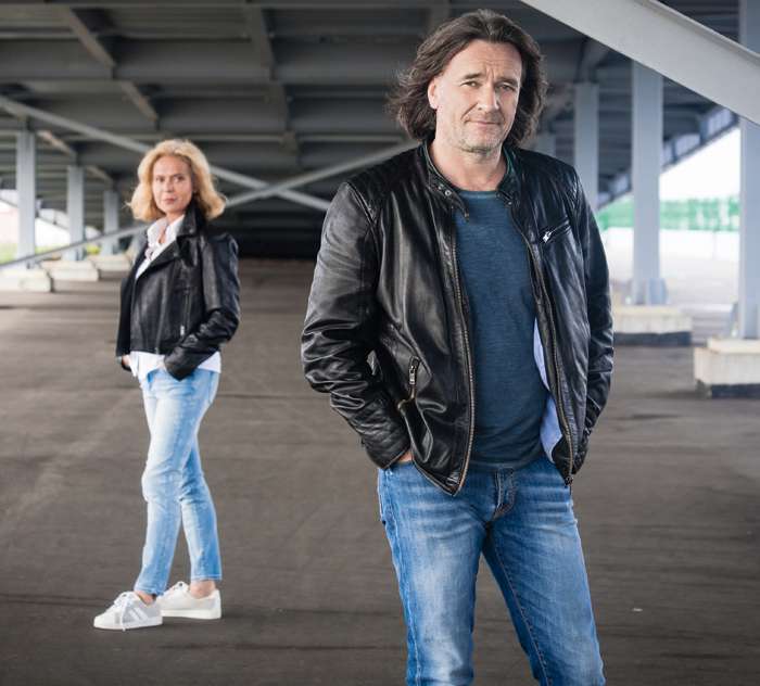 Нелли стояла в очереди в аудиторию. фигурка такая точеная, она держит досочку, на которой бьют степ. и я смотрел на эту спинку и ножки, запоминая то и другое на всю жизнь