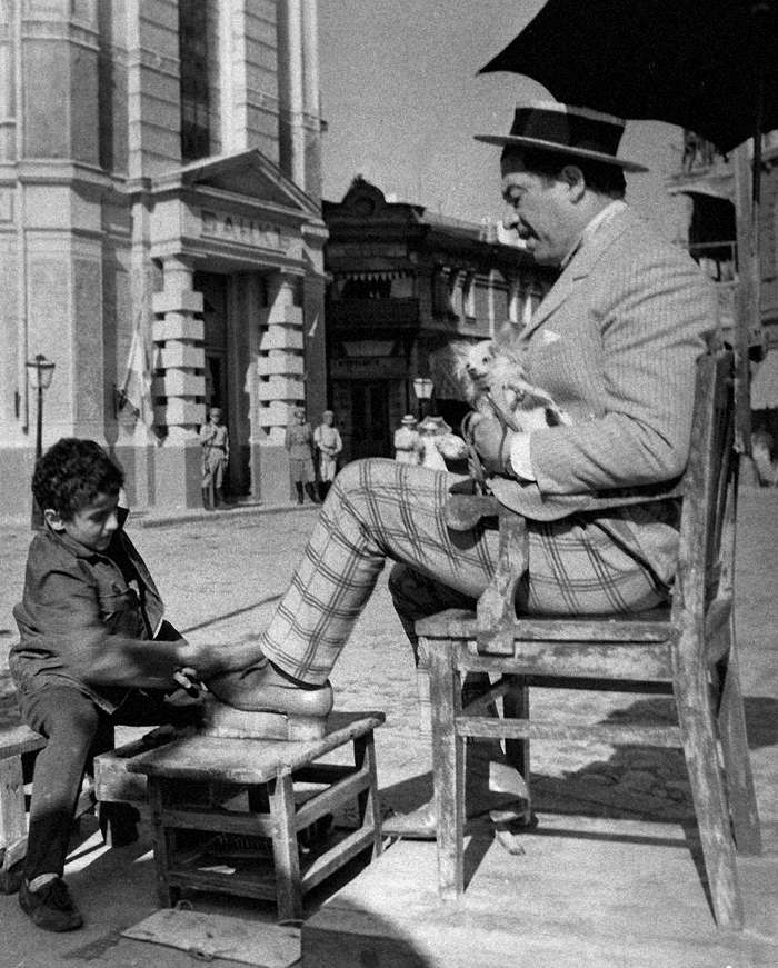 В культовом фильме Эдмонда Кеосаяна «Неуловимые мстители» отец Лауры тоже сыграл небольшую роль В культовом фильме Эдмонда Кеосаяна «Неуловимые мстители» отец Лауры тоже сыграл небольшую роль