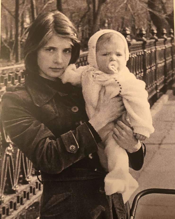 Анна Нахапетова с матерью. Архив