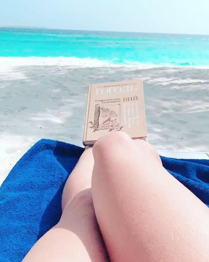 На пляже Навка читает