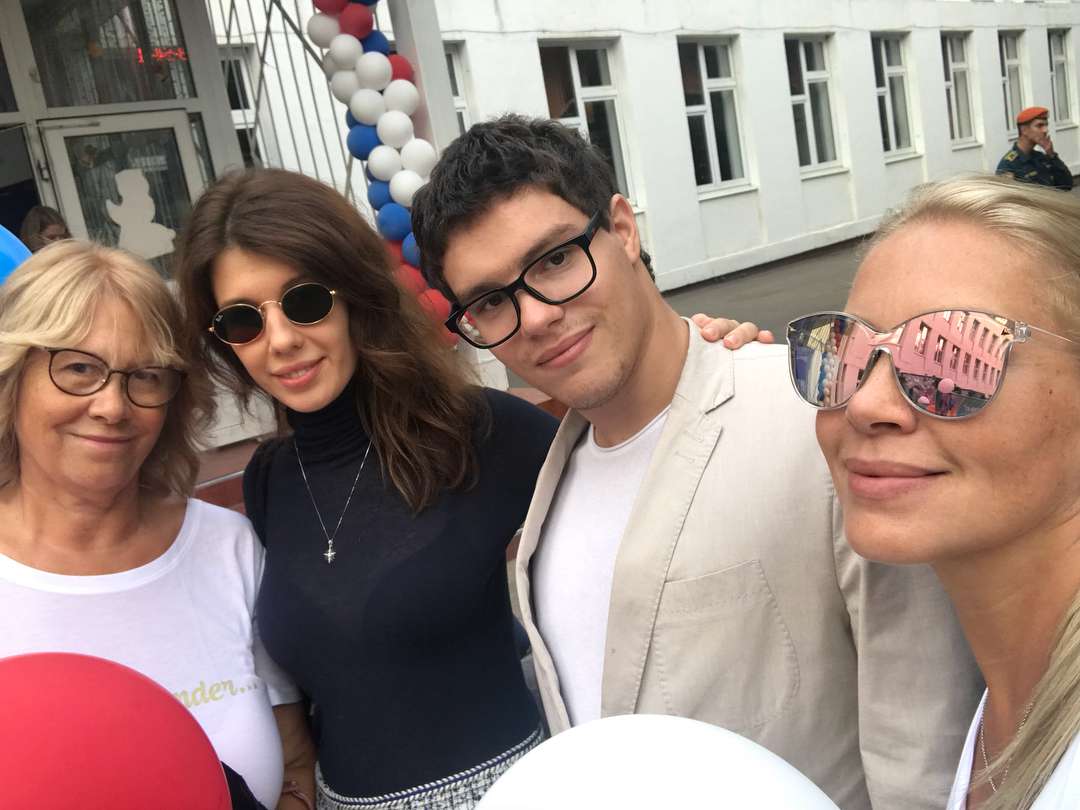 Антон Немцов с женой и мамой