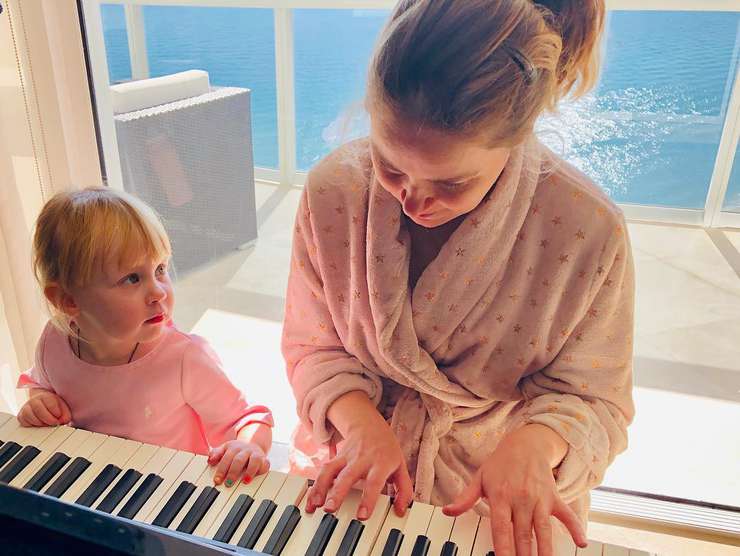 Юля Николаева обучает Веронику играть на пианино