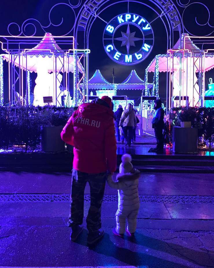 Иван Телегин гуляет с Таисией по Москве