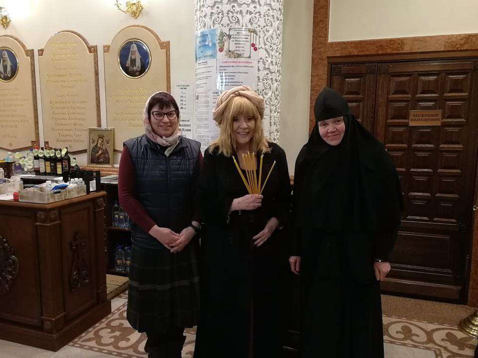 Алла Пугачева со служителями церкви