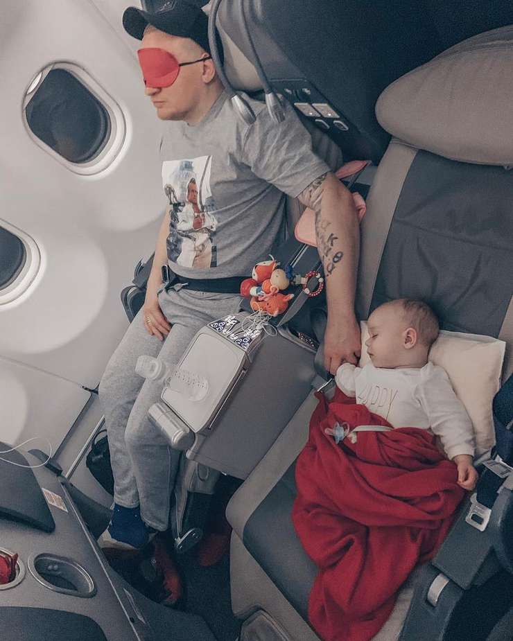 Сергей Сафронов с дочерью в самолете