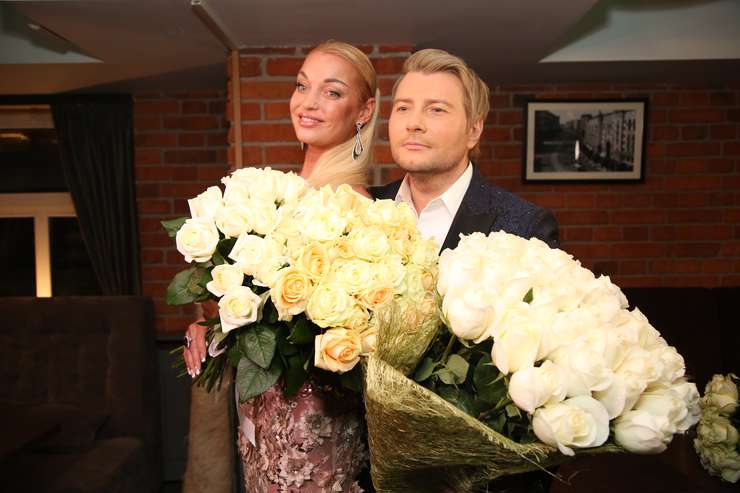 Николай Басков подарил Анастасии крупную сумму денег. Хватит, чтобы купить даже парочку сумочек, - прокомментировал артист. Кстати, сама Настя блистала в серьгах с бриллиантами, которые Коля подарил ей несколько лет назад