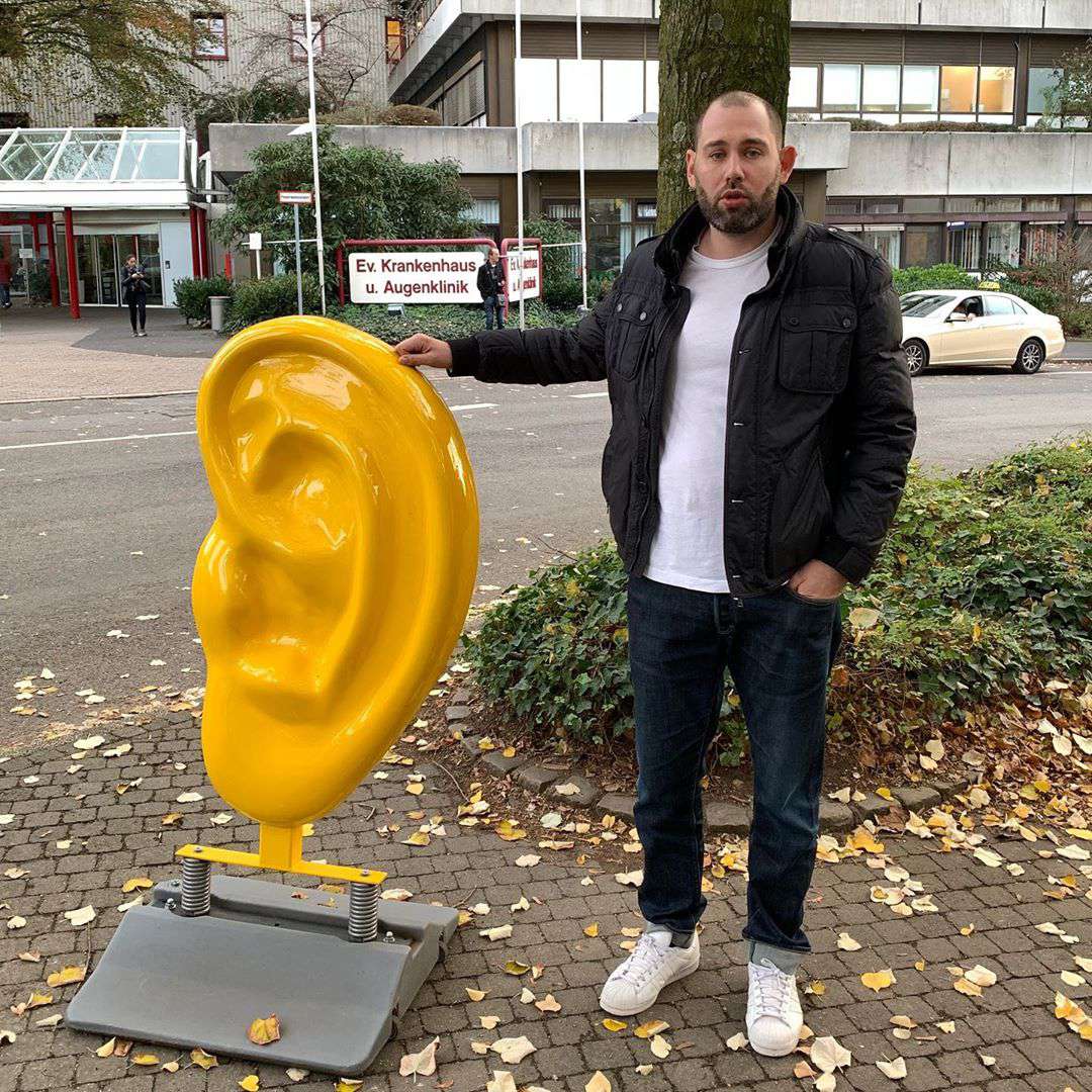 Одна из особенностей внешности Слепакова - его оттопыренные уши