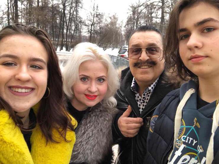 Вилли Токарев с женой и детьми
