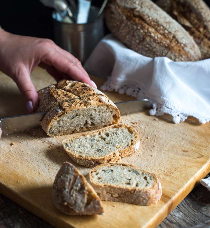 Готовый хлеб нужно накрыть полотенцем и дать остыть
