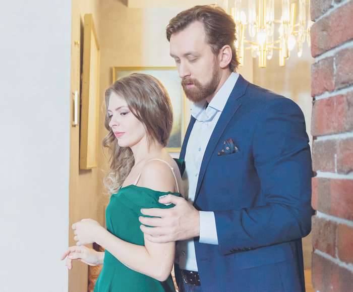 Данила Якушев перевоплотился в алчного и неверного супруга Ольги, героини Анны Снаткиной Данила Якушев перевоплотился в алчного и неверного супруга Ольги, героини Анны Снаткиной