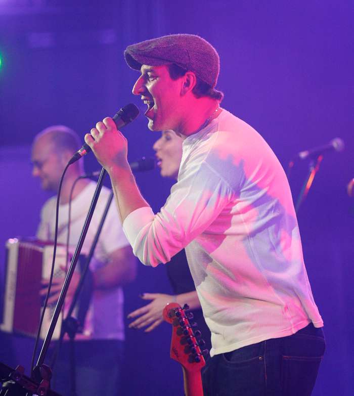 Кроме съемок в кино, Александр Устюгов выступает в музыкальной группе