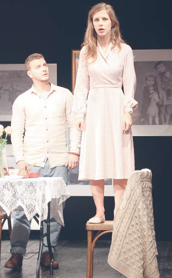 Филипп работал с Лизой Арзамасовой еще в «Папиных дочках» и с тех пор не раз пересекался с коллегой в разных проектах. На фото: сцена из спектакля «Кабы я была»