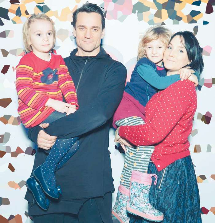 Дмитрий Миллер и Юлия Делос вместе уже двадцать лет. В 2014 году они стали родителями двух девочек: Алисы и Марианны. Также Дмитрий воспитывал ныне 27-летнего сына Юлии