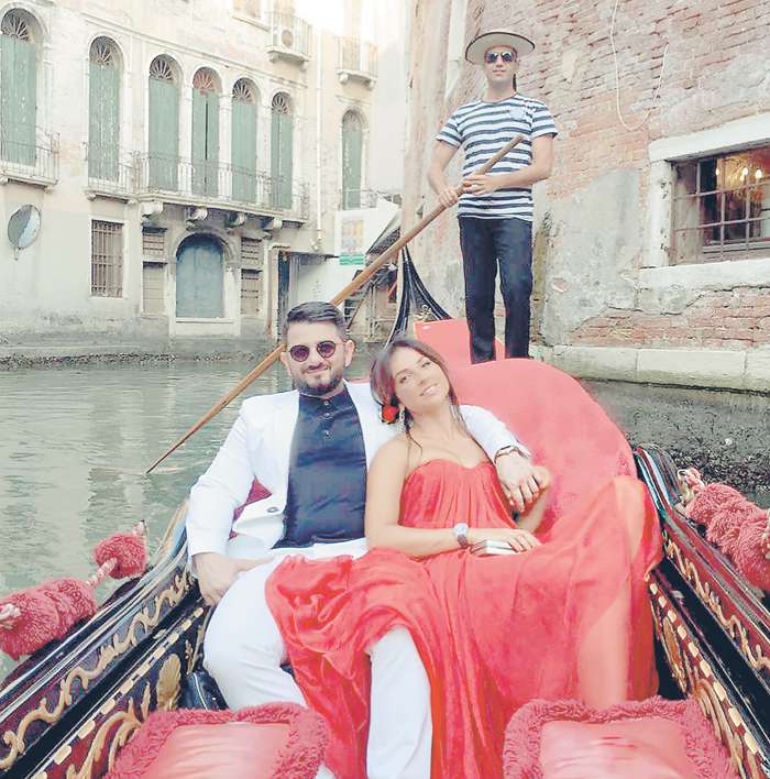 Ко всем слухам о скором разводе Михаил и Виктория относятся с юмором. В жизни этой пары по-прежнему много романтики Ко всем слухам о скором разводе Михаил и Виктория относятся с юмором. В жизни этой пары по-прежнему много романтики