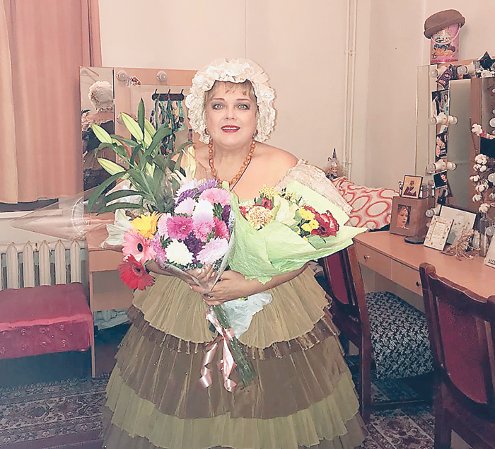 После окончания ГИТИСа талантливую выпускницу пригласили в Театр Маяковского, где она служит уже 38 лет