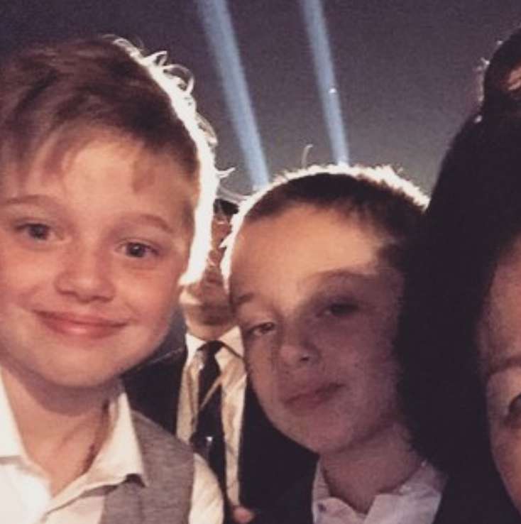 Шайло Джоли Питт (слева)