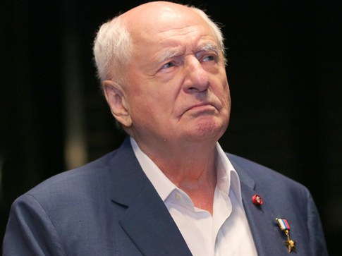 Люди стоят в очереди, чтобы проститься с Марком Захаровым