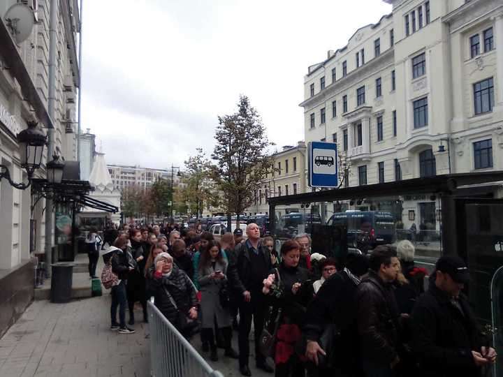 Люди стоят в очереди, чтобы проститься с Марком Захаровым