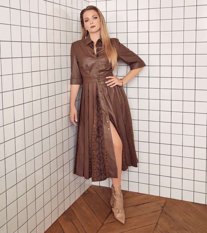 Платье, ALENA AKHMADULLINA; серьги, браслет, Exclaim; обувь, BRULLOFF