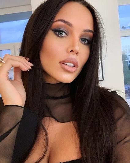 Невеста Тимати позировала в нижнем белье на последнем сроке беременности