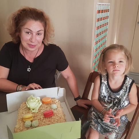 Мать Тимати провела пятилетней внучке урок полового воспитания