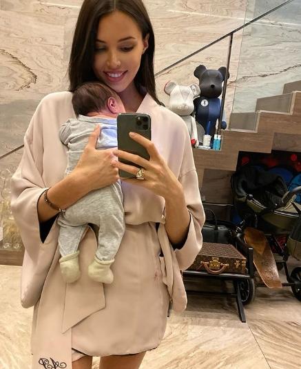 Решетова прогулялась с сыном в парке