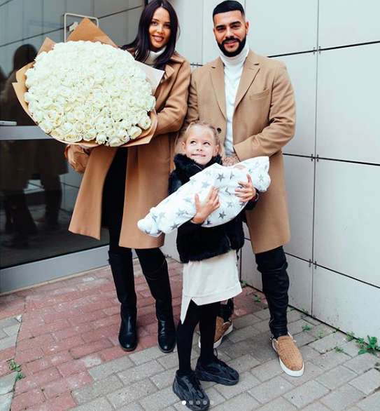 Тимати встречает свою невесту и сына у стен роддома