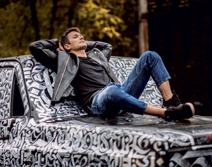 У Карины был богатый муж, квартира, машина. Я тогда жил бедно, снимал жилье в Королеве. Она из золотой клетки пришла ко мне, простому парню