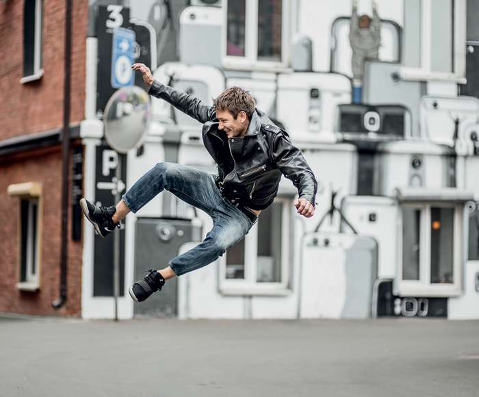 Увидел рекламу проекта, в котором главным призом была пожизненная зарплата в тысячу долларов. Брат говорил, что простых людей туда не берут, но я позвонил