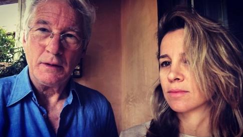 Жена 70-летнего Гира забеременела спустя 9 месяцев после родов