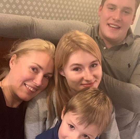 Мария Шукшина с семьей