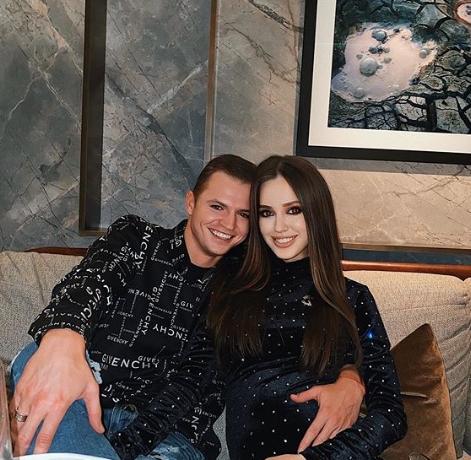 Беременная жена Тарасова избегает солнца на отдыхе