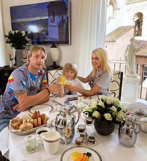 ЯНА РУДКОВСКАЯ И ЕВГЕНИЙ ПЛЮЩЕНКО с сыном Сашей