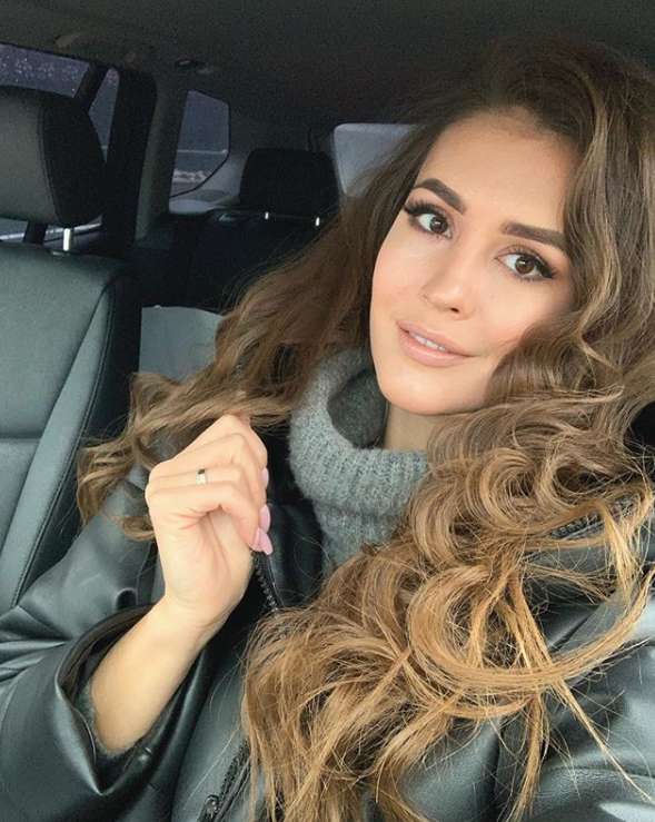 Анна Бузова