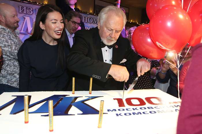 В этот день все решили забыть про диеты. Юбилейный торт получился отменным, а из рук главного редактора «МК» Павла Гусева угощение стало еще вкуснее