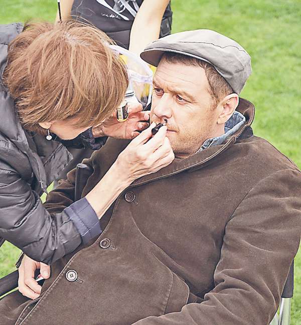 В новом сезоне «Нюхача» для героя Ивана Оганесяна придумали неожиданные образы, для одного из которых понадобились накладные усы