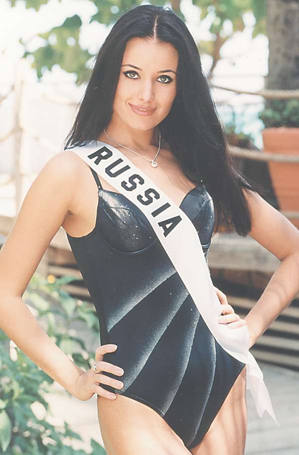 Впервые на конкурсе красоты Оксана победила еще студенткой. В 2001 году Федорова стала «Мисс Россия», а еще через год «Мисс Вселенная»