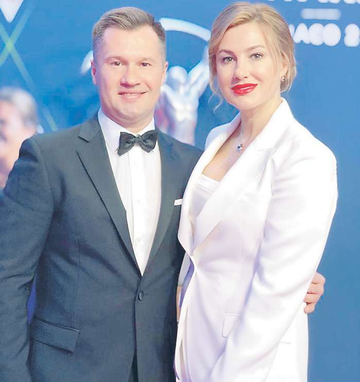 Несмотря на все свои заботы, Алексей старается как можно больше времени проводить в семье. И это явно доставляет ему огромное удовольствие