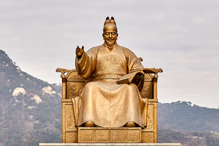 Статуя короля Сечжона Великого, именно при нем был создан корейский алфавит «хангыль»