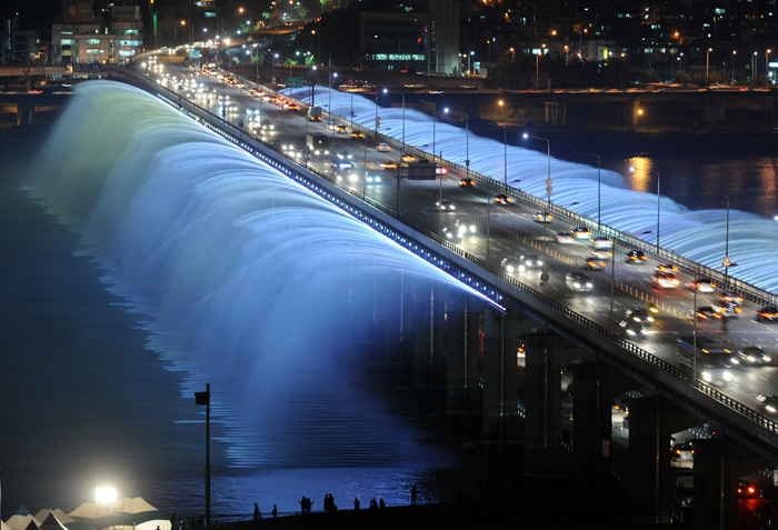 Мост «Фонтан радуги» – самый длинный в мире и занесен в Книгу рекордов Гиннесса