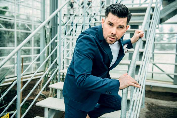 "Лена Ваенга кому-то может показаться жесткой, сильной – что называется, мужчина в юбке. Но на самом деле она ранимая, хрупкая и нежная" Лена Ваенга кому-то может показаться жесткой, сильной – что называется, мужчина в юбке. Но на самом деле она ранимая, хрупкая и нежная