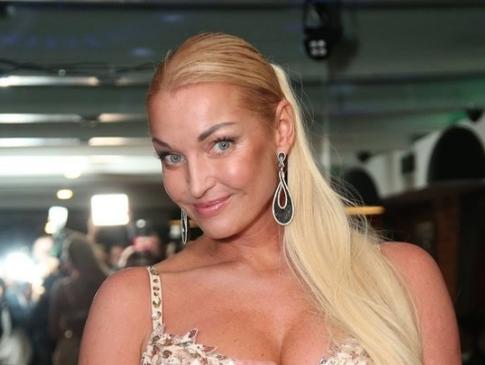 Волочкова чуть не разбилась во время номера с клеткой